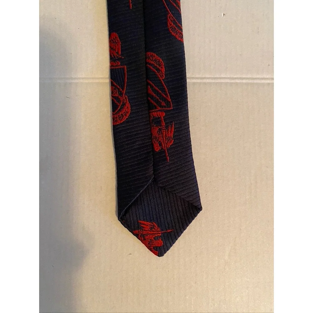 Danbury Mens Navy Blue Red Crest Eagle Motif Silk Blend Necktie 3.25 Inch Width
